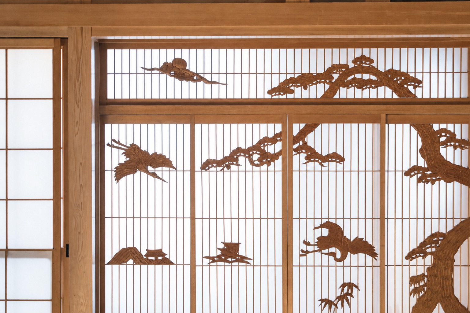 院内の木製建具の装飾