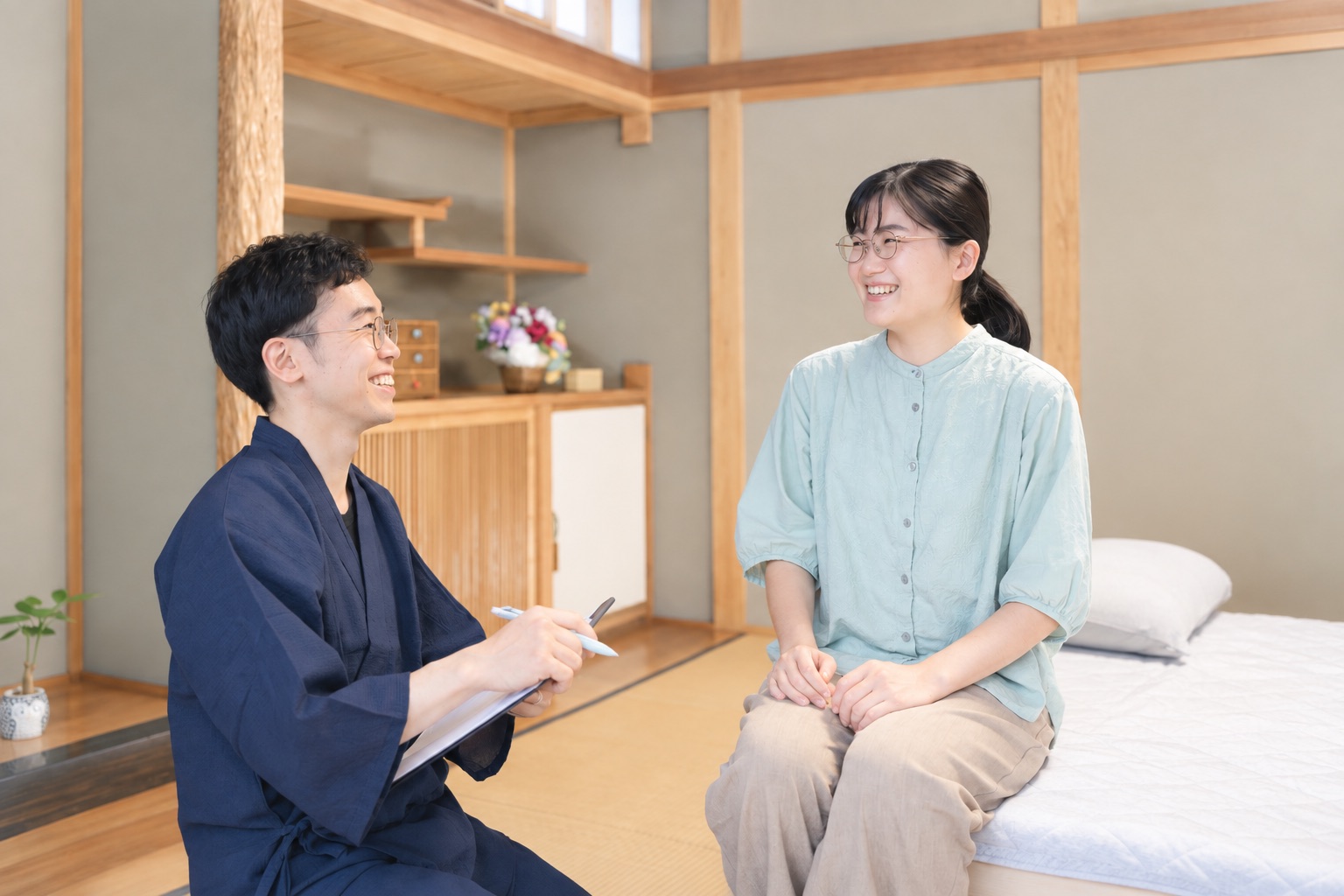 施術者が相談者の話を聞く様子