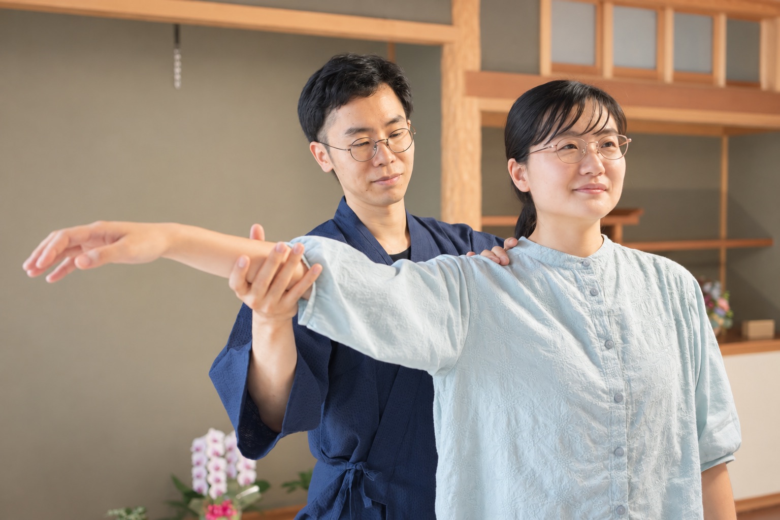 腕の動きを確かめながら身体の状態を確認する様子