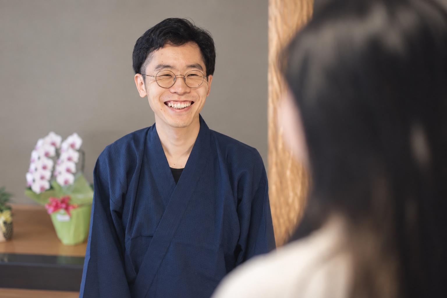 相談者と向き合って話を聞く様子