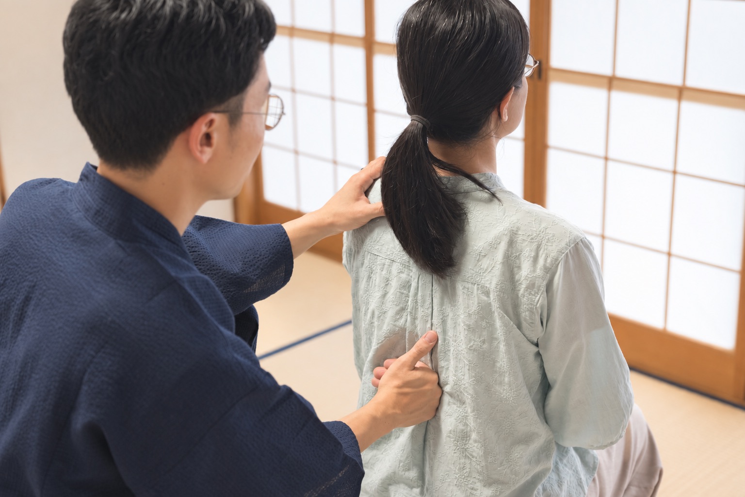 院長が肩と背中の状態を確認する様子