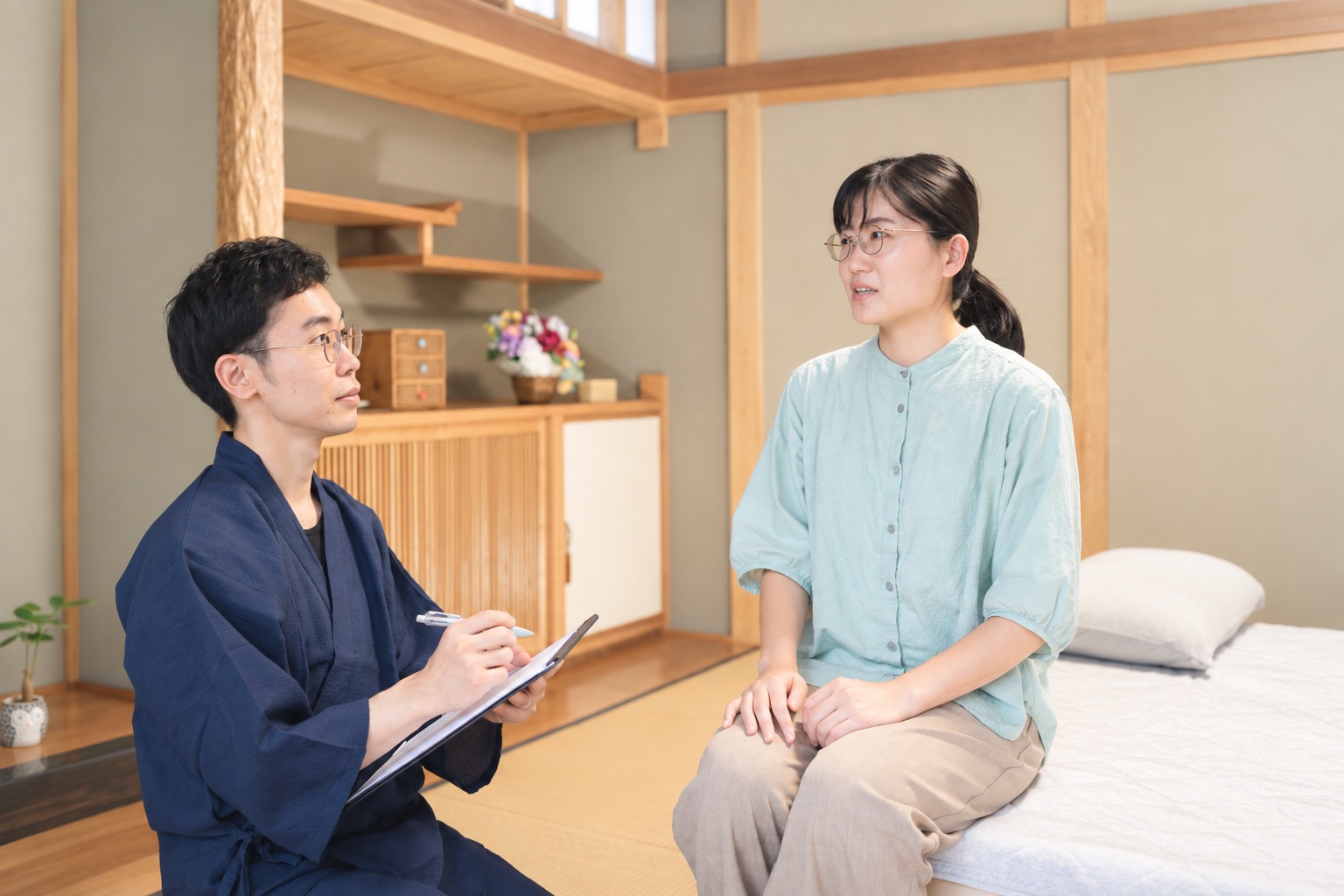 院長が来院者の話を聞く様子